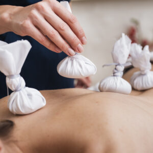 Thai Kräuterkompresse-Massage – (Gutschein  Düsseldorf Wersten)